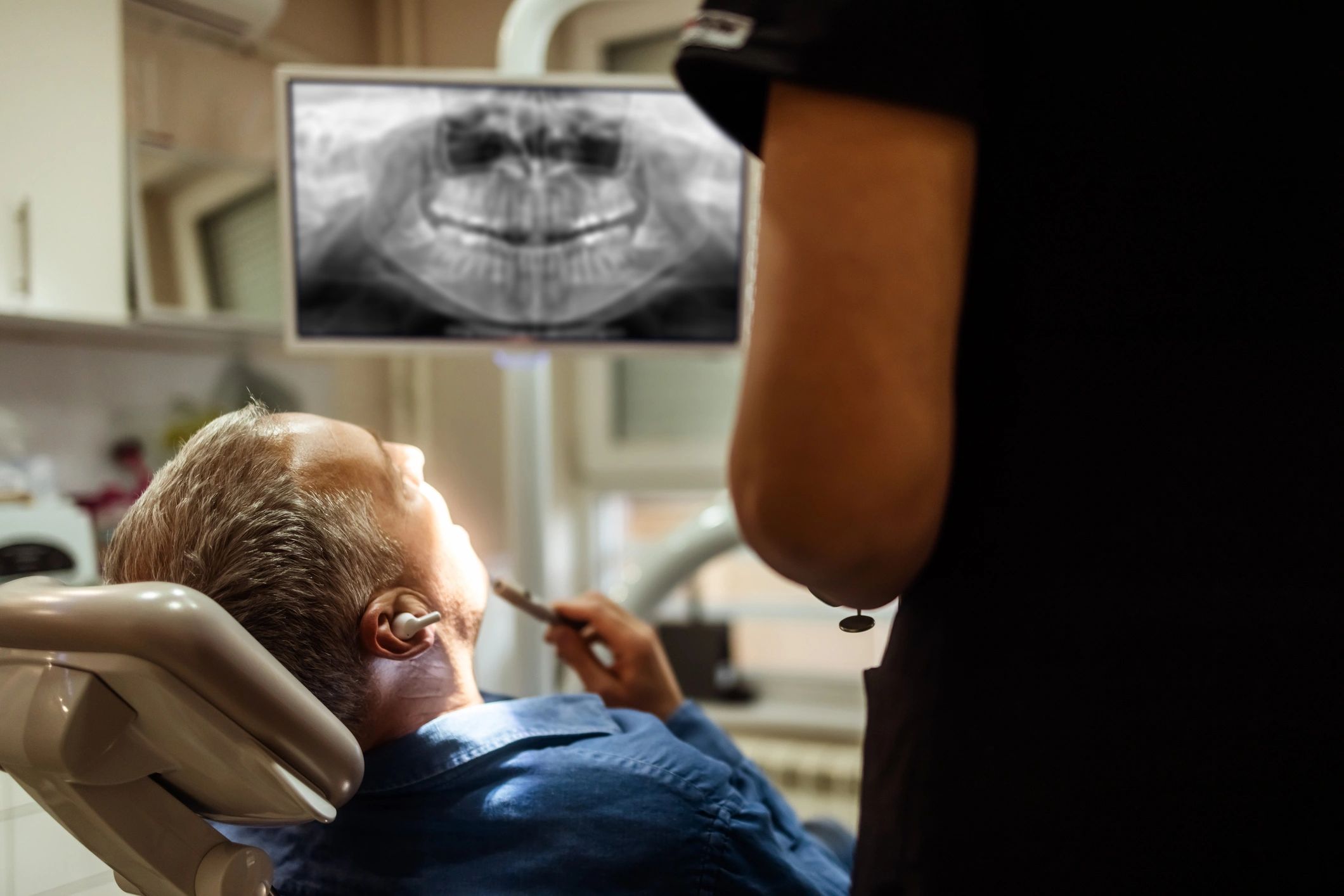 Profesional explicando radiografías dentales a un paciente