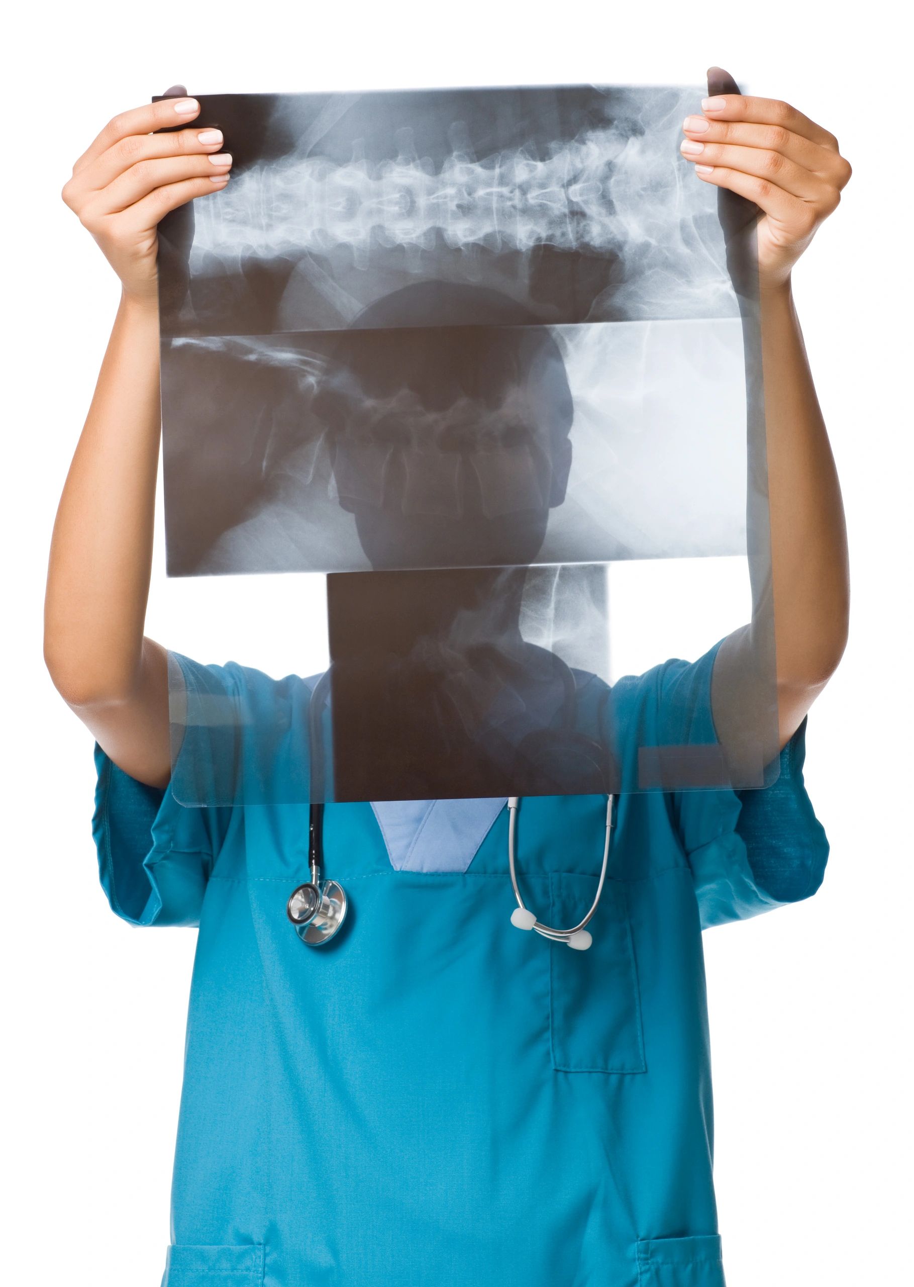 Profesional de radiología revisando imágenes diagnósticas