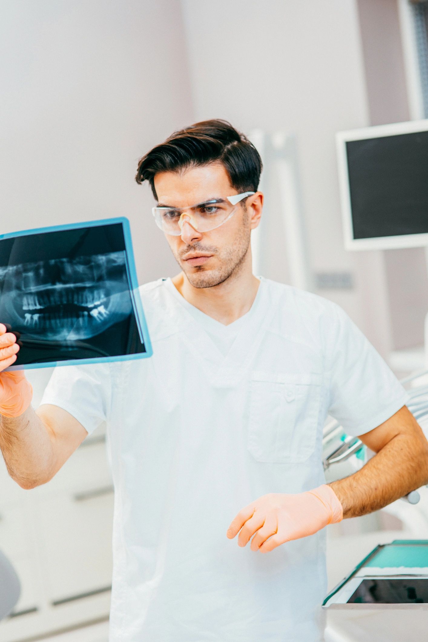 Especialista revisando radiografía dental